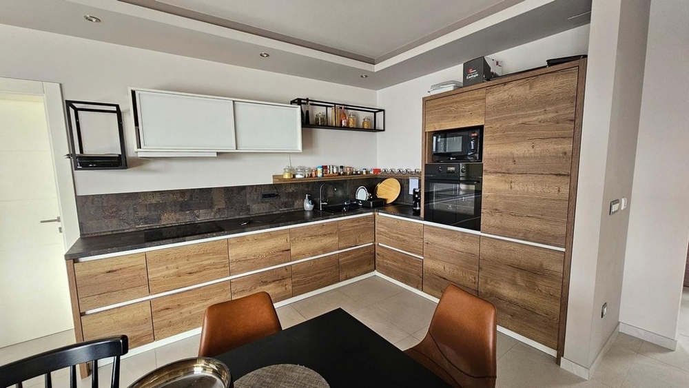 Kvalitná kuchyňa na spodnom poschodí.