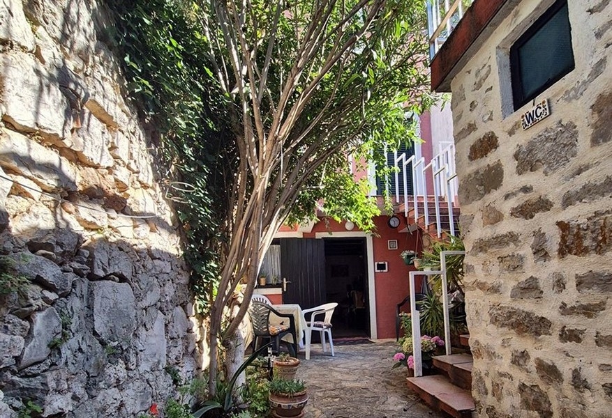 Vonkajší priestor so stredomorským šarmom - Nehnuteľnosť H3439 Panorama Scouting.