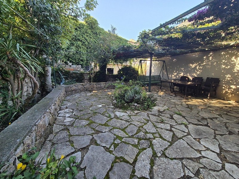 Priestranná záhrada so stredomorským šarmom.