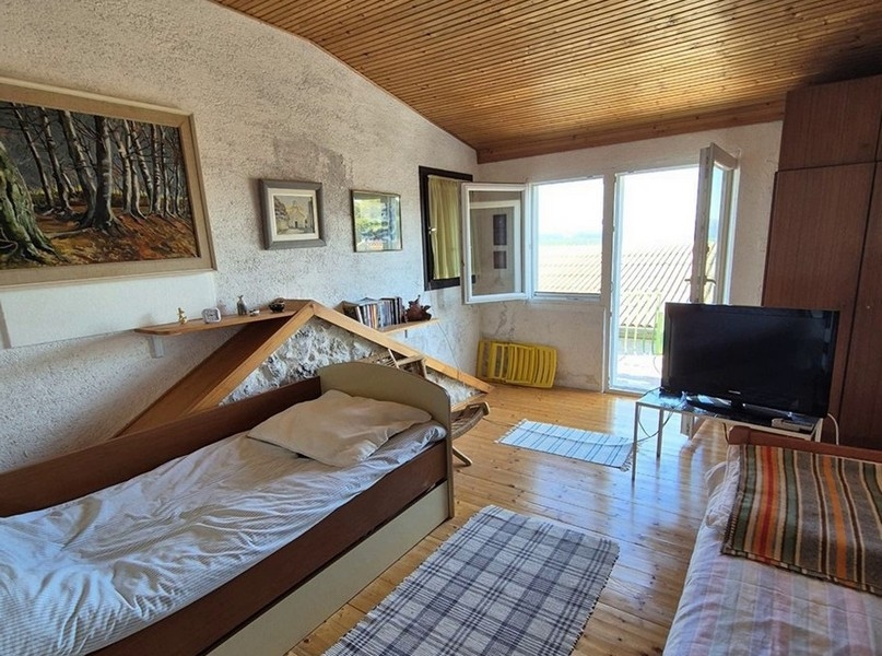 Spálňa s dvoma lôžkami a výhľadom na more