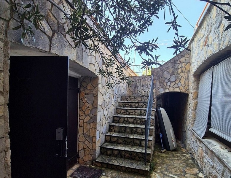 Kamenné schody vo dvore vedúce do vyšších poschodí domu.