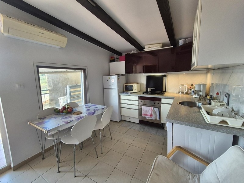 Moderná kuchyňa s jedálenským kútom a klimatizáciou na prvom poschodí.