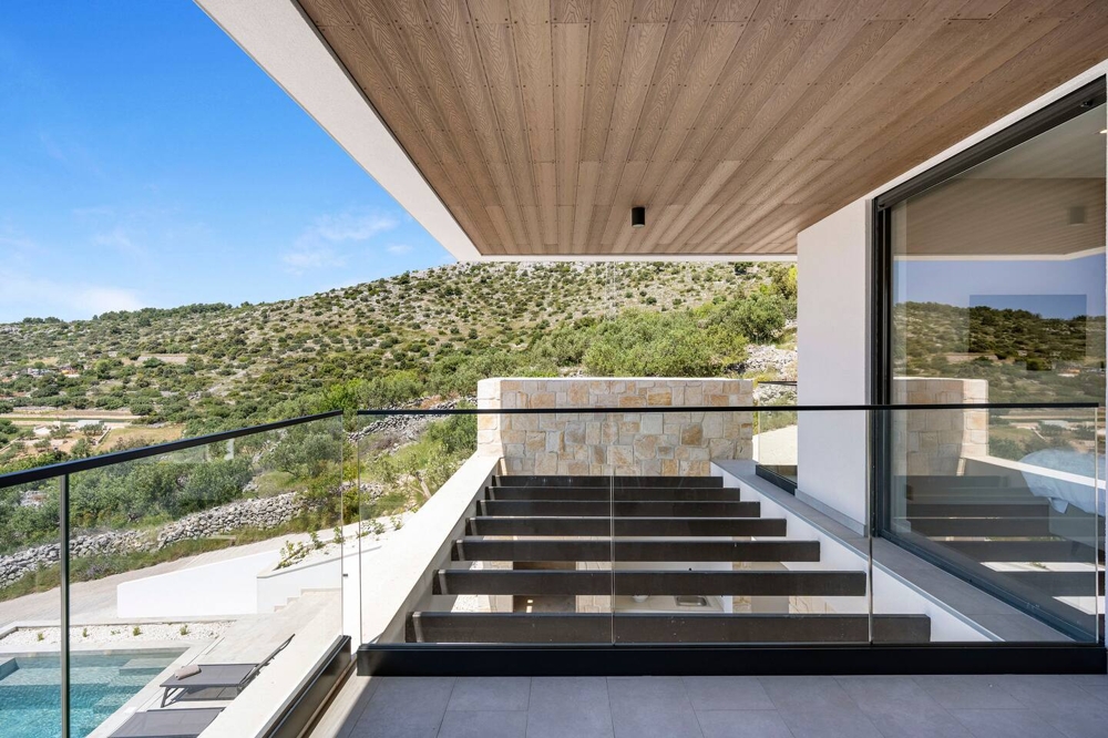 Moderná terasa s výhľadom na bazén