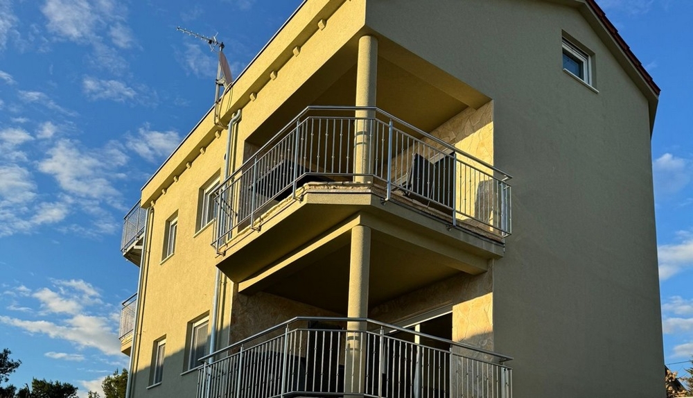 Dobre udržiavaný dom so štyrmi apartmánmi v Chorvátsku.