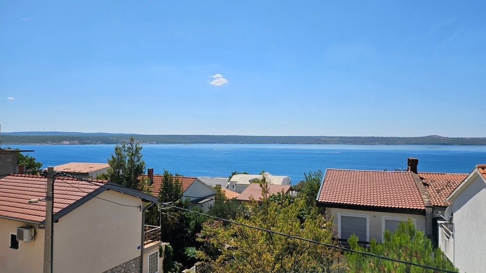 Krásny výhľad na more z horného poschodia.