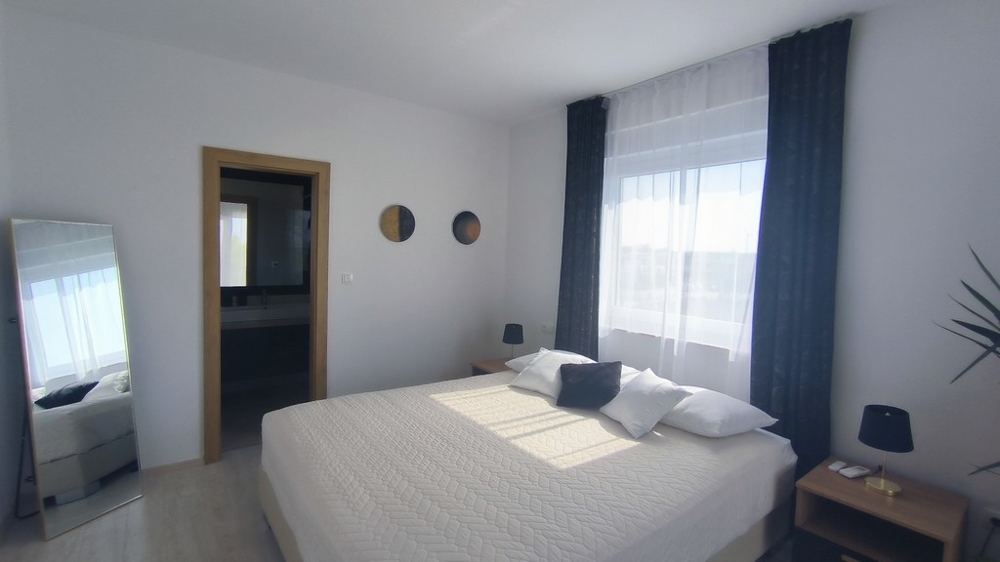 Druhá spálňa s veľkou posteľou a priľahlou kúpeľňou.