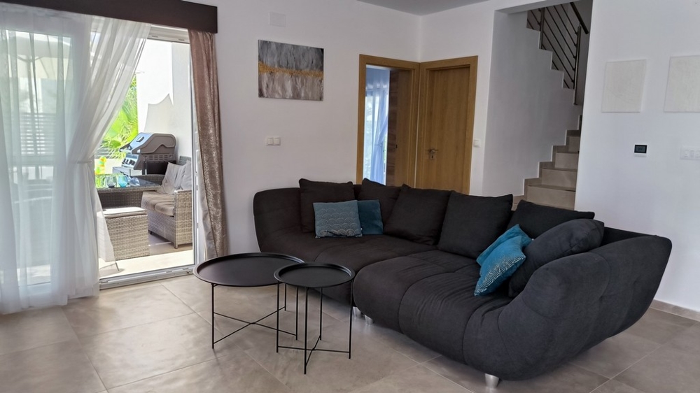 Útulná obývačka s výstupom na terasu.