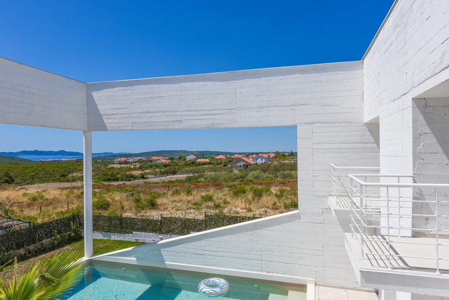 Moderný bazén s panoramatickým výhľadom na more a krajinu v Chorvátsku.