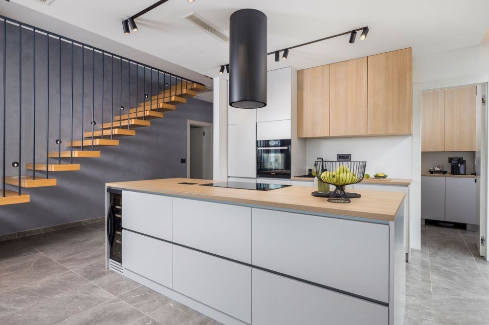 Moderná otvorená kuchyňa v luxusnej vile H3450 v Crikvenici, Chorvátsko.