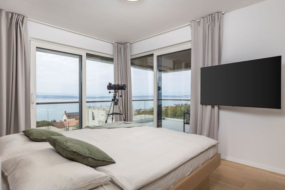 Spálňa s výhľadom na more.