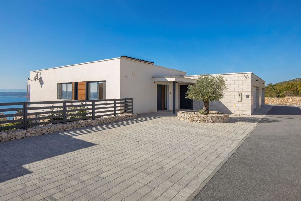 Parkovisko vily H3450 v Crikvenici, Kvarnerský záliv v Chorvátsku.