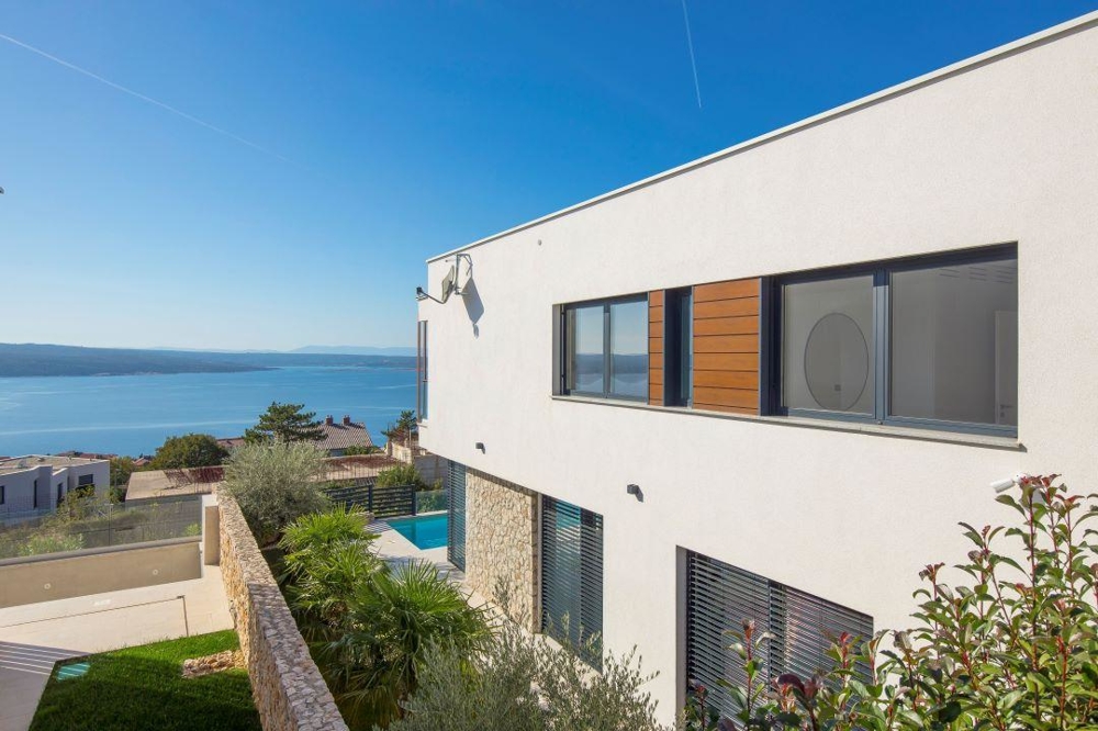 Bočný výhľad na vilu a more.