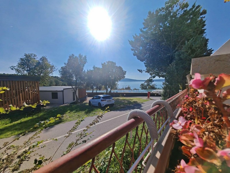 Výhľad na more z objektu H3452 pri Crikvenici v Chorvátsku - Panorama Skauting.