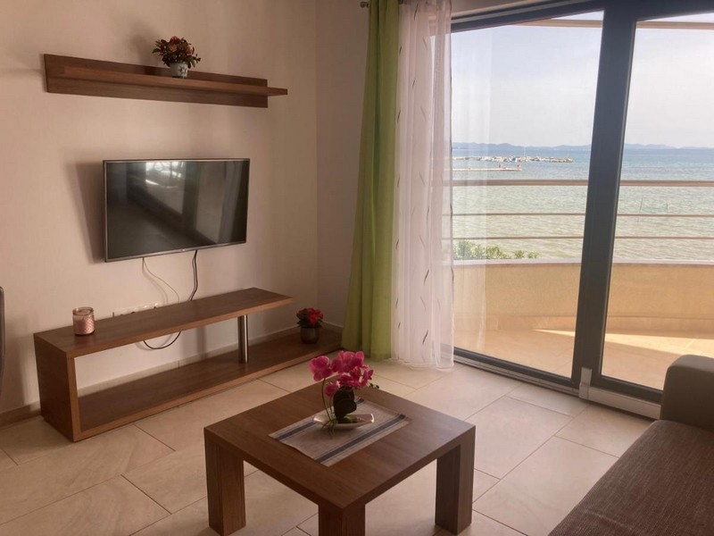 Obývacia izba a výhľad na more.