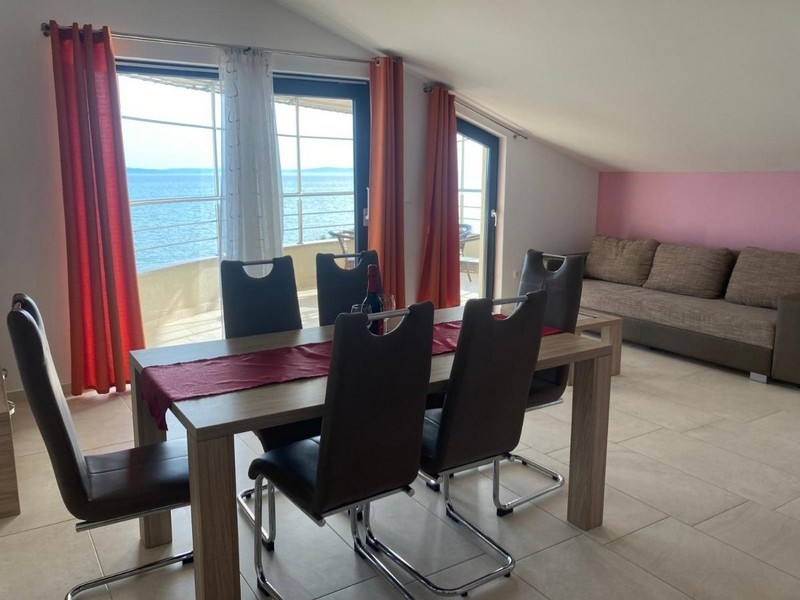 Podkrovie a výhľad na more.