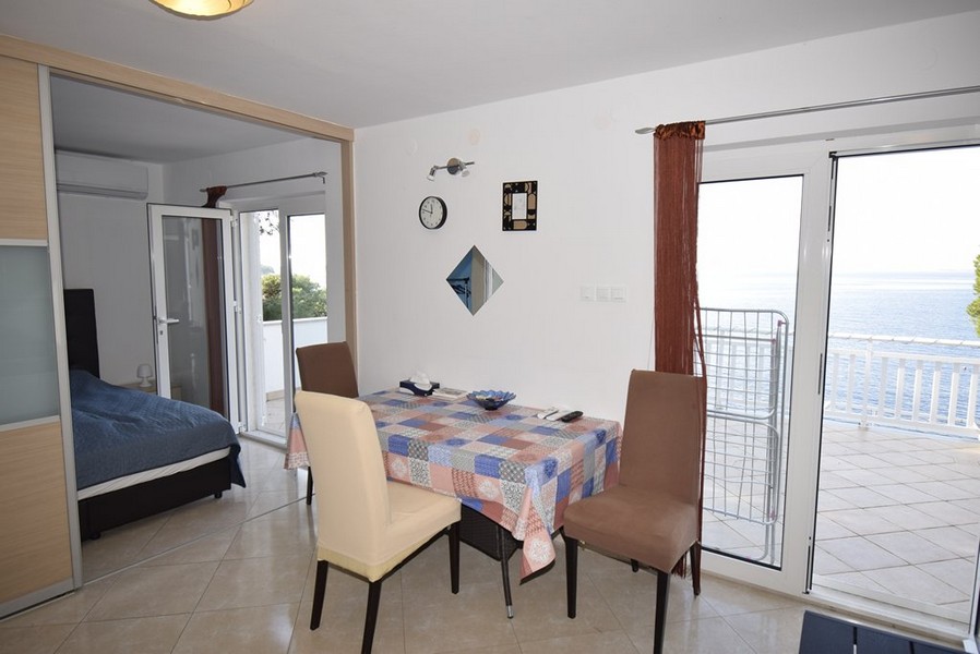 Výhľad na terasu a more.