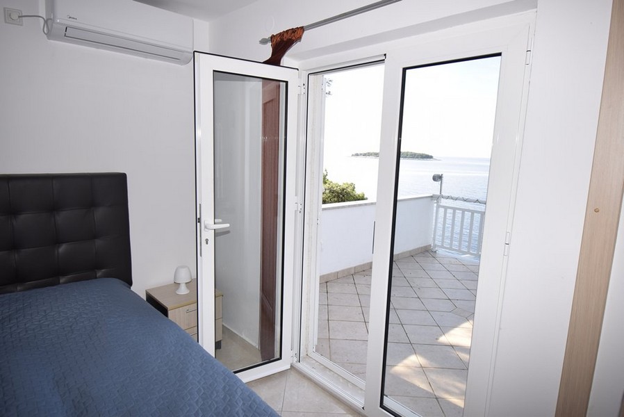 Výhľad zo spálne a terasy.