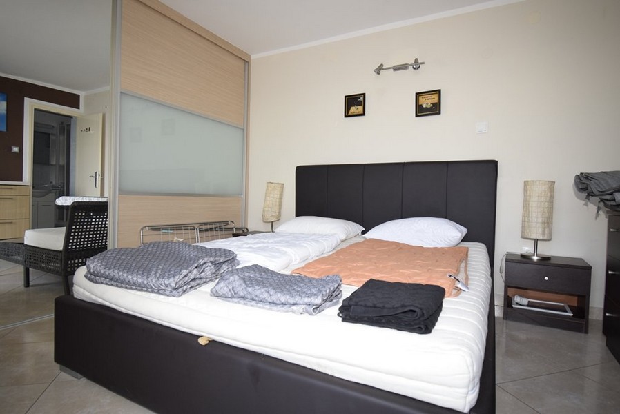 Spálňa s pohodlnou manželskou posteľou.