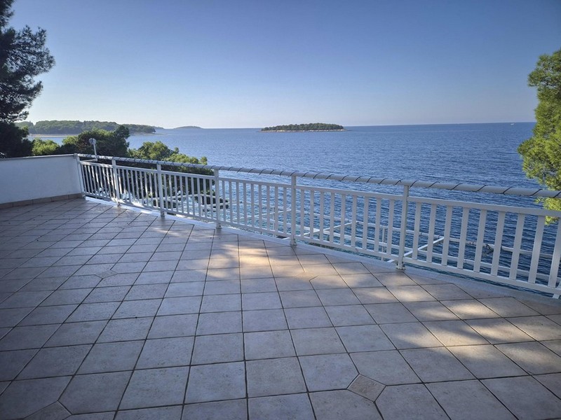 Terasa objektu H3454 priamo pri mori v Primoštene, Dalmácia - Panorama Scouting.