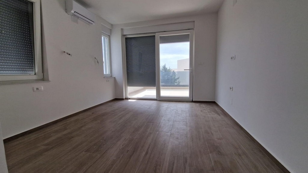 Pohľad na vonkajší areál nehnuteľnosti H3457 v Chorvátsku.