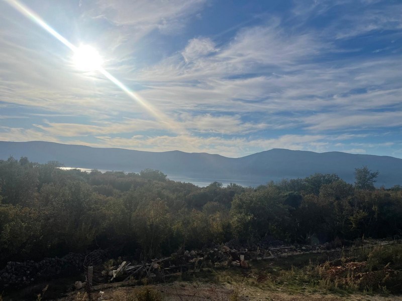 Výhľad na more z nehnuteľnosti H3459 na ostrove Krk v severnom Chorvátsku.
