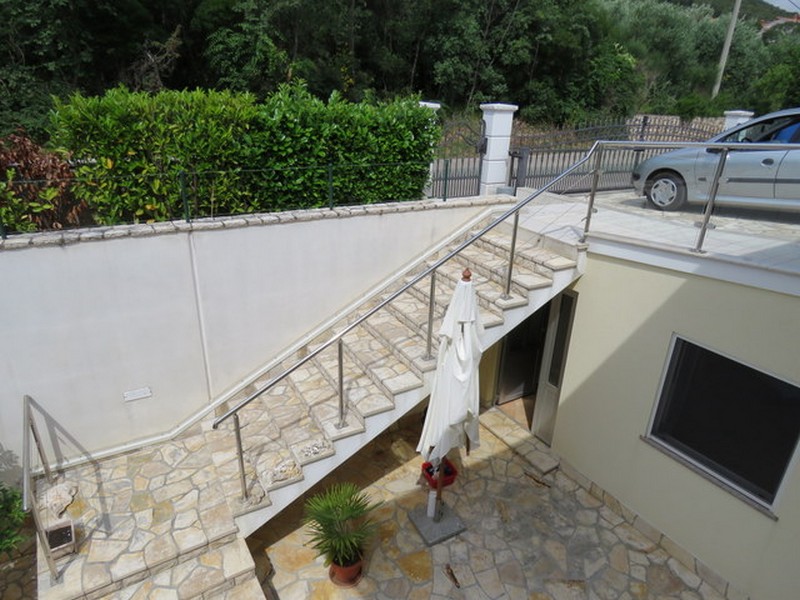 Schodisko na terasu so stredomorským dizajnom.