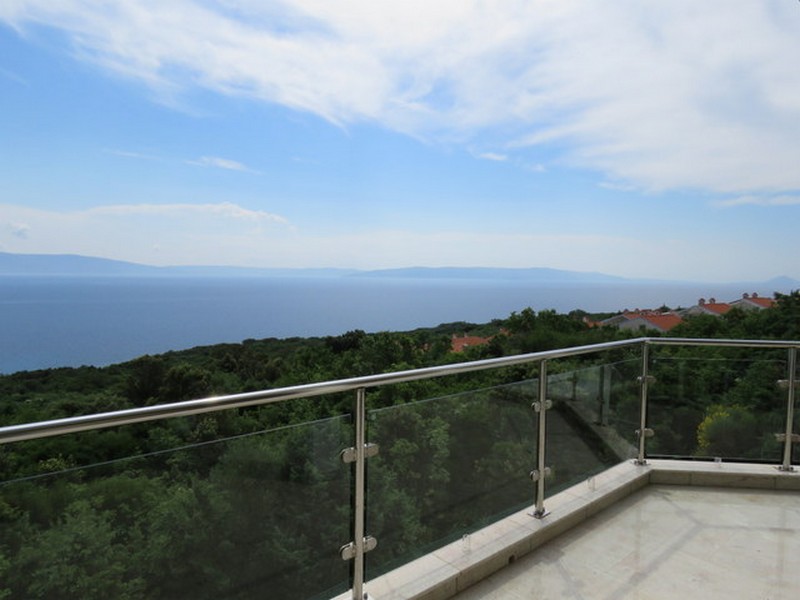 Výhľad na more z hornej terasy.