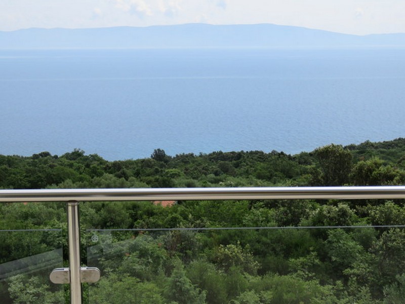 Panoramatický výhľad na more a stredomorskú krajinu.