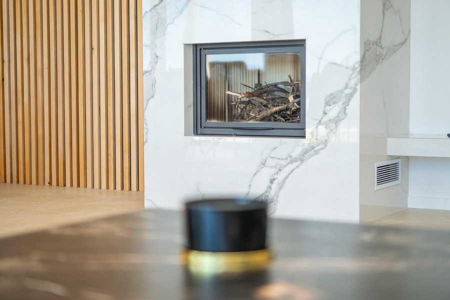 Krb s modernou mramorovou výzdobou v obývacej izbe