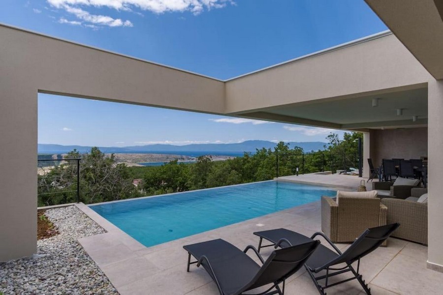 Výhľad na bazén a more.