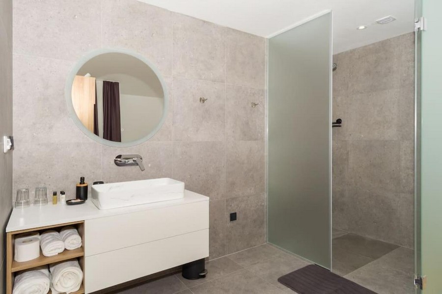 Moderná kúpeľňa so sprchovacím kútom.