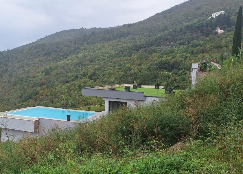 Vila v stredomorskej lokalite s bazénom a výhľadom na more.