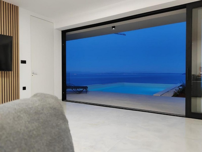 Obývacia izba s výhľadom na bazén a more