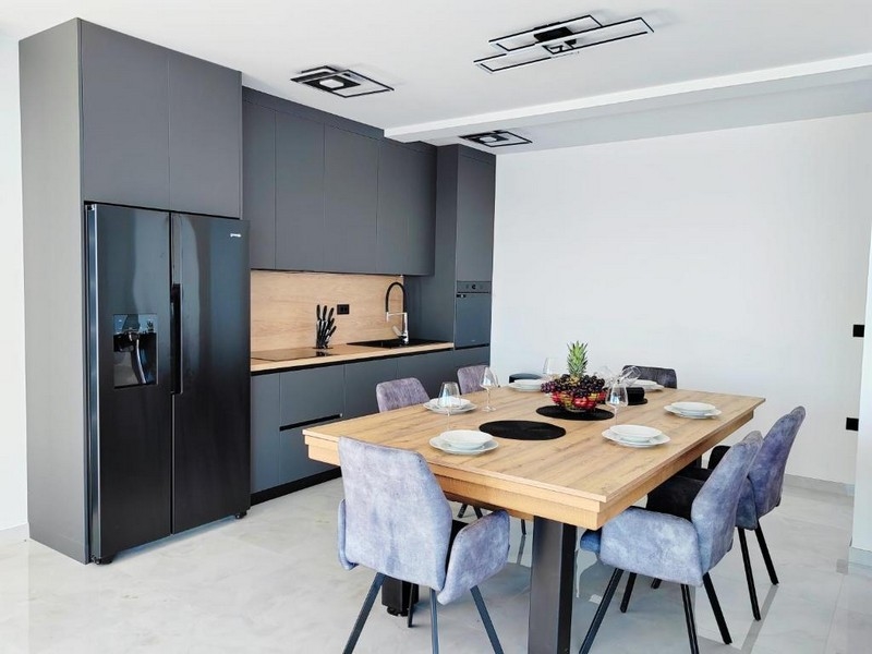 Moderná kuchyňa s jedálenským kútom