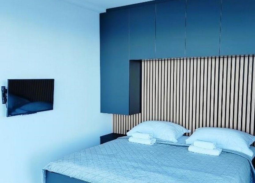 Spálňa s moderným dreveným obložením