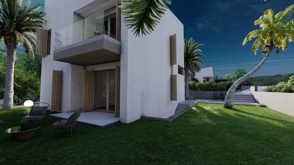 Záhradná strana vily s balkónom a palmami