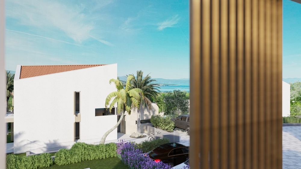 Výhľad na more cez okno s drevenými žalúziami