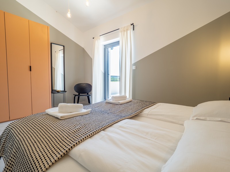 Spálňa s manželskou posteľou a prístupom na balkón