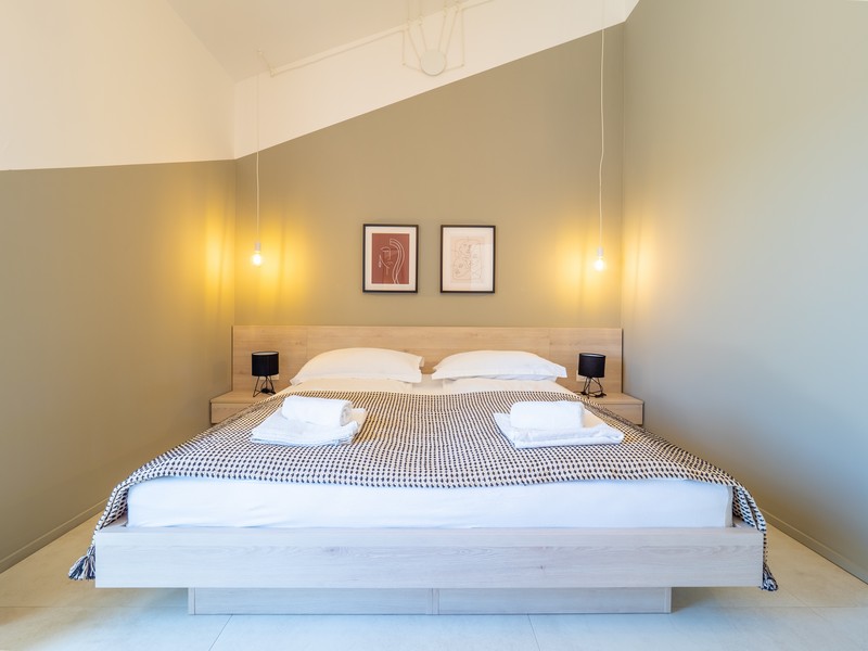 Svetlá spálňa s moderným dizajnom