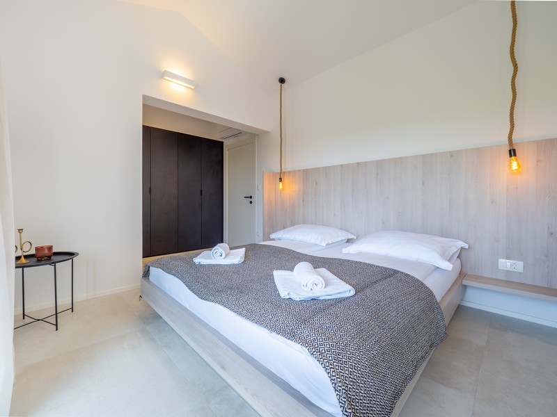 Spálňa s minimalistickým zariadením