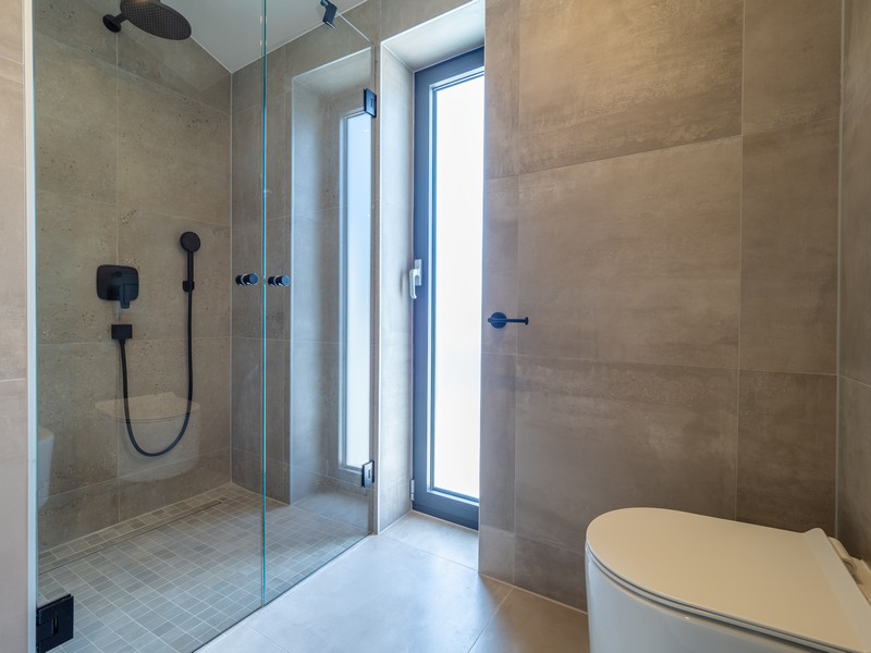 Kúpeľňa s veľkým preskleným sprchovacím kútom