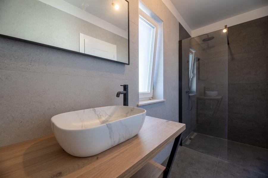 Kúpeľňa a moderné umývadlo v kamennom vzhľade.