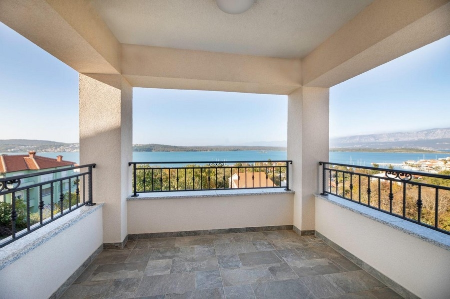 Krytá terasa s výhľadom na more