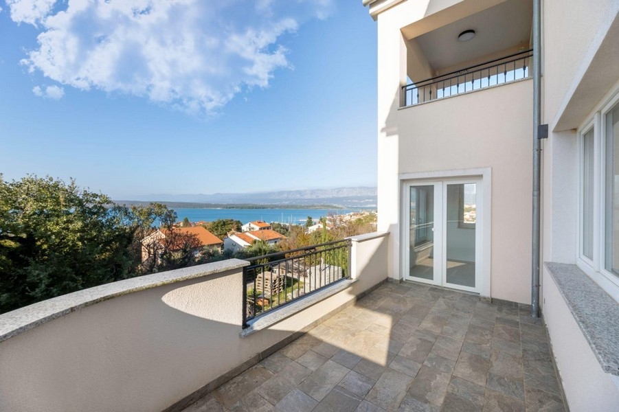 Bočná terasa s výhľadom na more