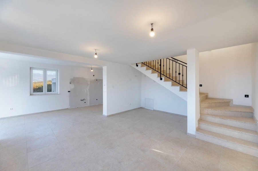 Obytná časť vo vnútri domu so schodiskom