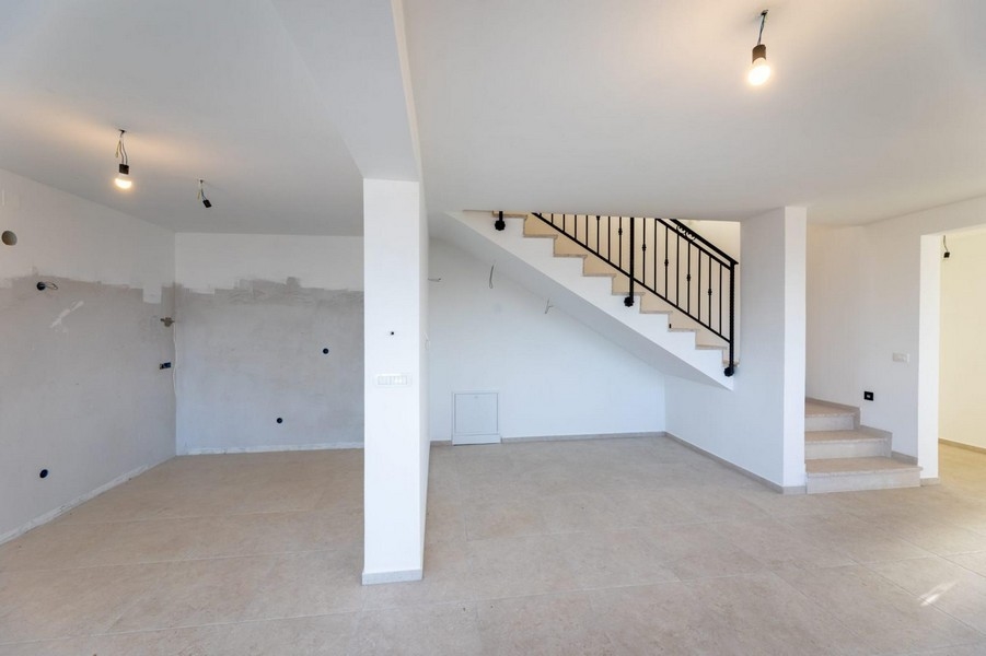 Obývacia časť s otvoreným pôdorysom a schodiskom