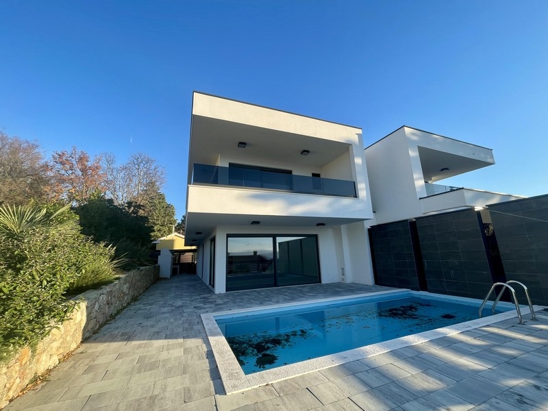 Bazén pred vilou s výhľadom na terasu