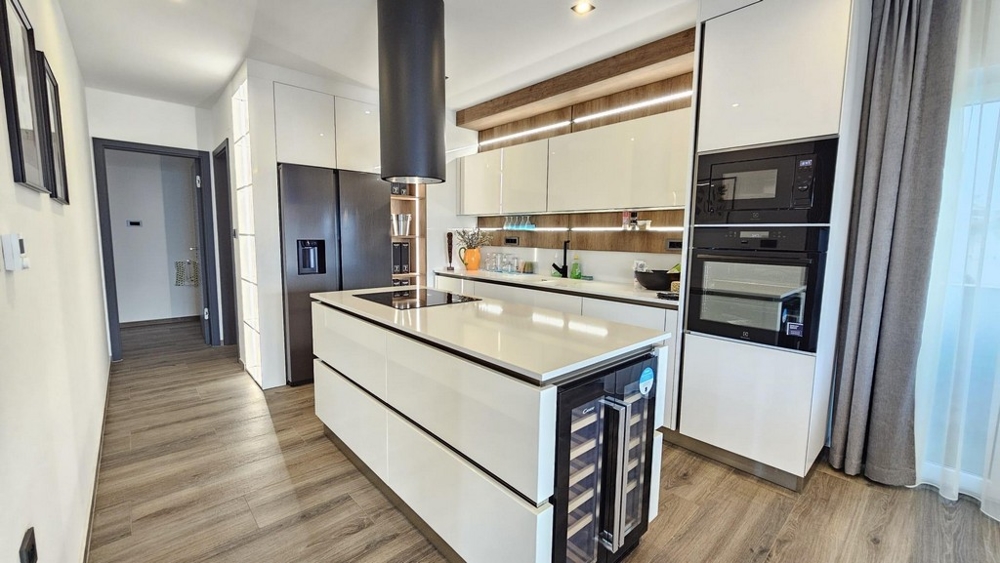 Štýlová kuchyňa s moderným vybavením a kuchynským ostrovčekom