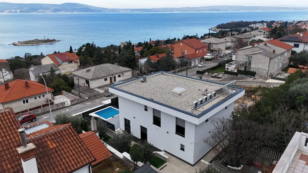 Exteriér domu s výhľadom na more a modernou architektúrou