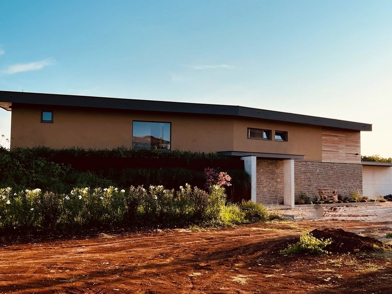 Záhrada a zadná časť luxusnej nehnuteľnosti H3485 v Chorvátsku.